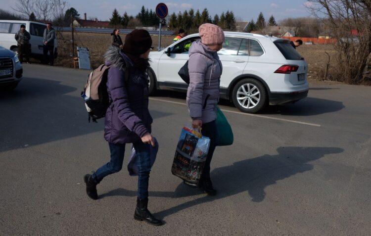 Na fronteira da Ucrânia com a Hungria há 21 mulheres, crianças e jovens que já só esperam pela viagem para Leiria
