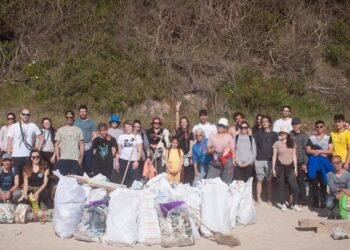 Voluntários recolhem 140 quilos de lixo da praia da Polvoeira