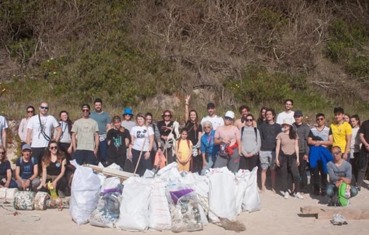 Voluntários recolhem 140 quilos de lixo da praia da Polvoeira