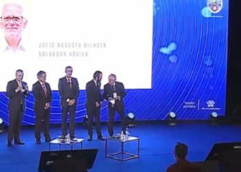 Bilhota Xavier recebe medalha de mérito da Ordem dos Médicos