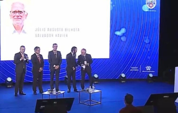 Bilhota Xavier recebe medalha de mérito da Ordem dos Médicos
