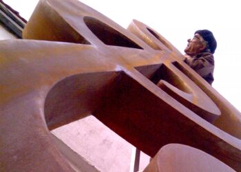 Nazarena, a estátua de seis metros e meio que vai abrir uma das portas da vila