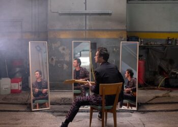 Uma sala de estar e um apocalipse boémio. O que inventou David Fonseca desta vez?