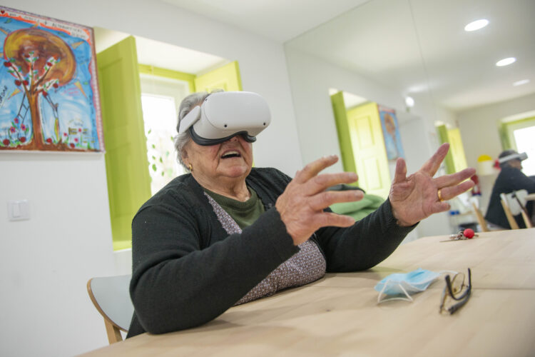 Idosos de Alpedriz espreitam o mundo através da realidade virtual