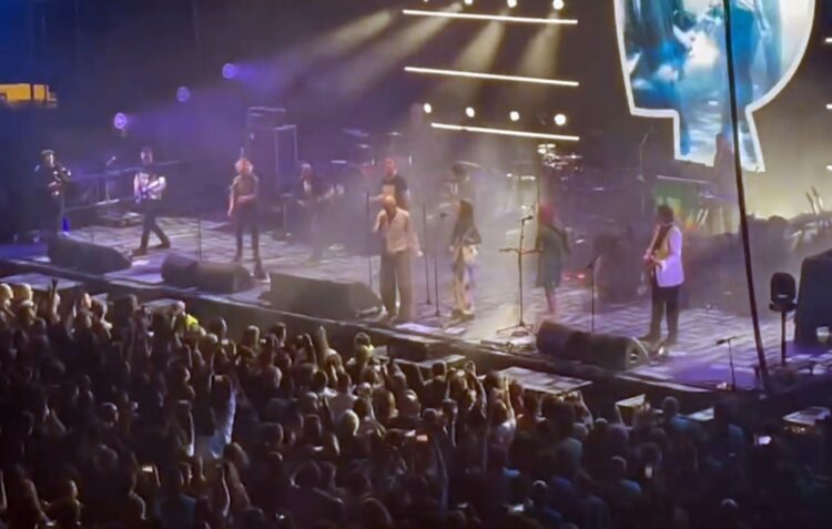 Surma, de Leiria, em palco com os James a cantar “Sometimes”