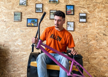 Bicicleta construída com peças de todos quer dar asas ao sonho de um ucraniano