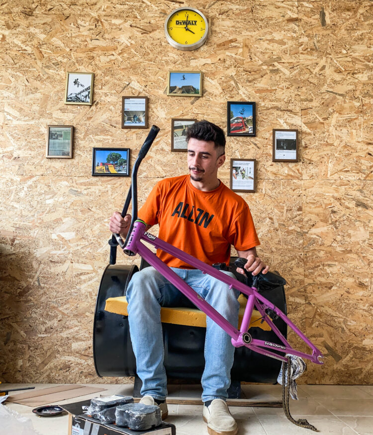 Bicicleta construída com peças de todos quer dar asas ao sonho de um ucraniano