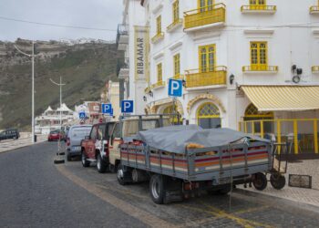 Cargas e descargas são dor de  cabeça na zona marginal da Nazaré