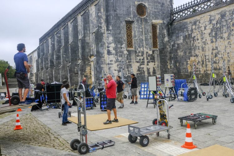 Batalha: adiadas filmagens com donzelas e dragões, estrelas da Netflix e muitos actores locais
