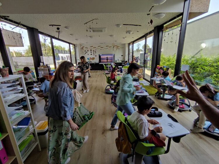 Ensino com metodologia alternativa: Envolvimento e responsabilidade em escolas que são “aldeias”