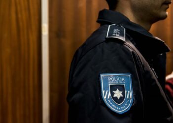 Detidos quatro suspeitos de agredirem idoso de forma violenta na Nazaré