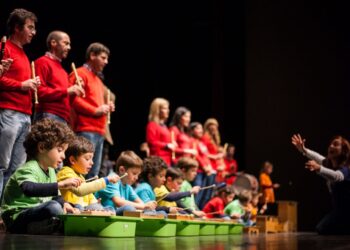 Filarmónicos Pais & Filhos aprendem música em conjunto