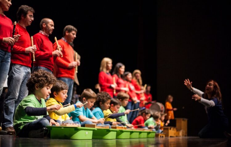 Filarmónicos Pais & Filhos aprendem música em conjunto