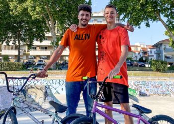 “Estou mesmo feliz, não consigo acreditar”: comunidade BMX oferece bicicleta a atleta ucraniano