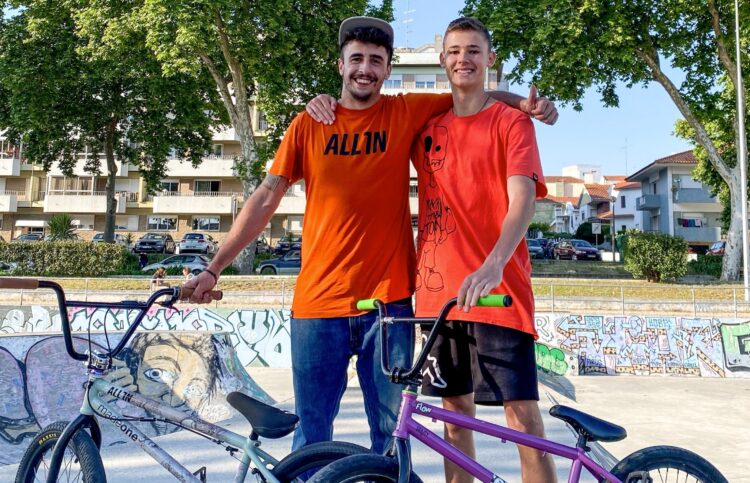 “Estou mesmo feliz, não consigo acreditar”: comunidade BMX oferece bicicleta a atleta ucraniano
