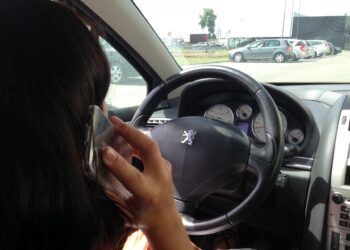 Segurança Rodoviária, GNR e PSP iniciam hoje campanha sobre riscos de usar telemóvel ao volante