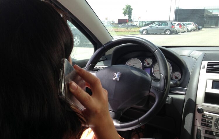 Segurança Rodoviária, GNR e PSP iniciam hoje campanha sobre riscos de usar telemóvel ao volante