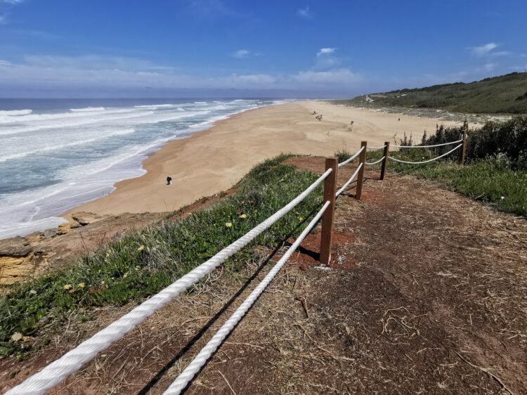 Barreiras de protecção instaladas em arribas de Forte de São Miguel Arcanjo