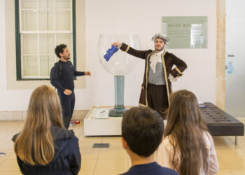 Visitas encenadas misturam pedagogia e gargalhada no Museu do Vidro