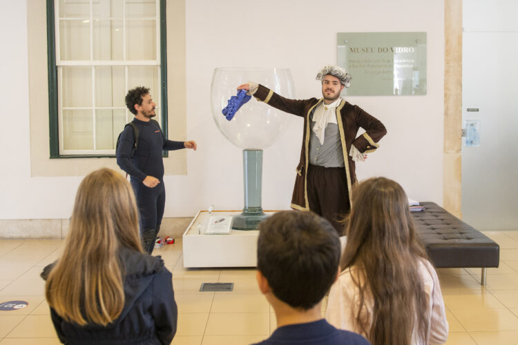 Visitas encenadas misturam pedagogia e gargalhada no Museu do Vidro