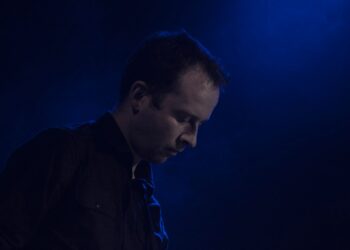 Saltar Fora do Umbigo é o novo EP de Ricardo Simões e já se pode escutar