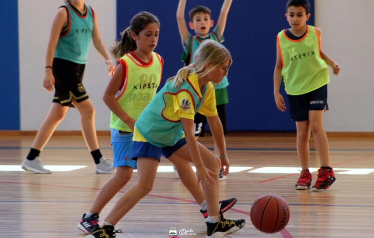 Driblar entre resultados para atirar ao cesto da formação