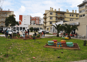 Visita guiada às instalações artísticas do Sob o Mesmo Céu, este sábado, na Quinta do Alçada