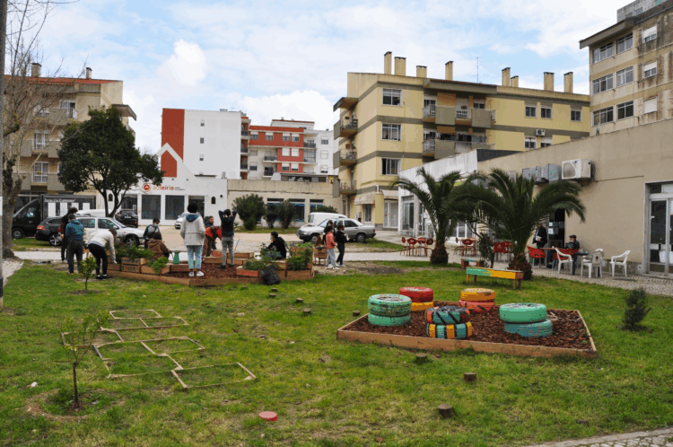 Visita guiada às instalações artísticas do Sob o Mesmo Céu, este sábado, na Quinta do Alçada
