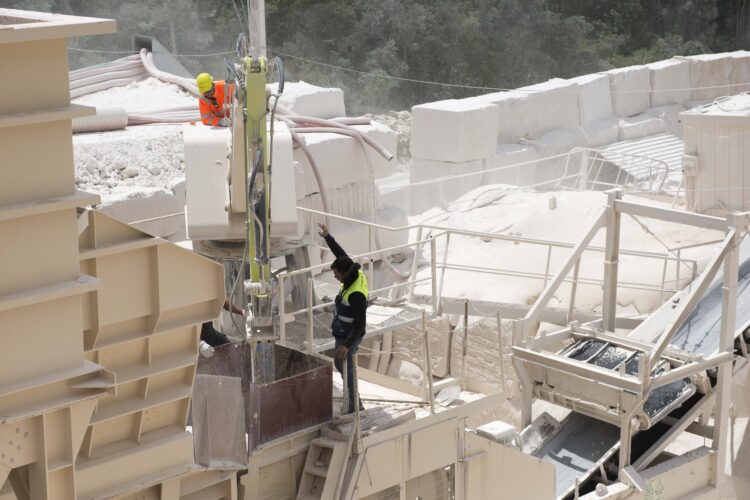 Indústria da pedra quer exportar mais, mas dificuldades logísticas impedem