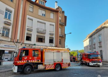 Vinte e três operacionais dos bombeiros combatem fogo junto ao centro histórico de Leiria