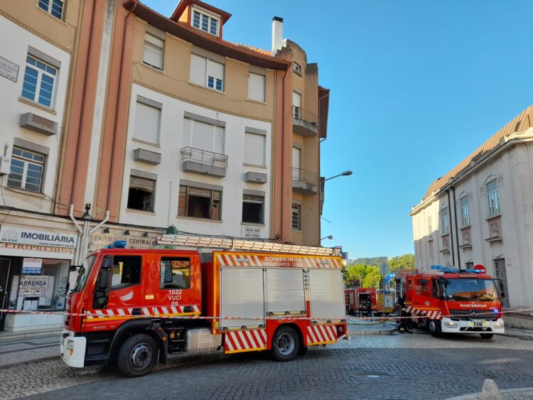 Vinte e três operacionais dos bombeiros combatem fogo junto ao centro histórico de Leiria