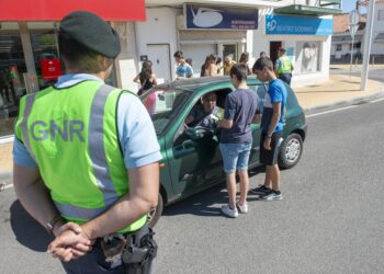 Alunos páram o trânsito para acelerar preservação ambiental