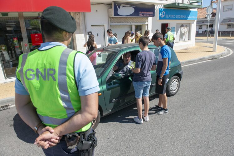Alunos páram o trânsito para acelerar preservação ambiental