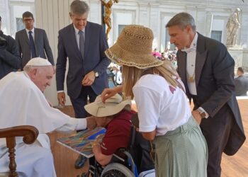Idosos dos Pousos em êxtase após terem sido recebidos pelo Papa