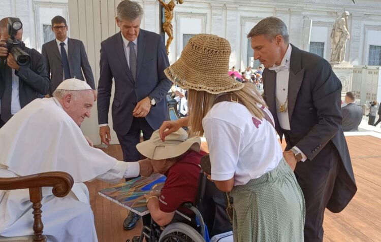 Idosos dos Pousos em êxtase após terem sido recebidos pelo Papa