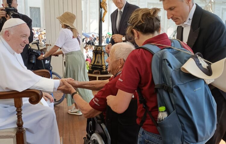 Idosos dos Pousos em êxtase após terem sido recebidos hoje pelo Papa