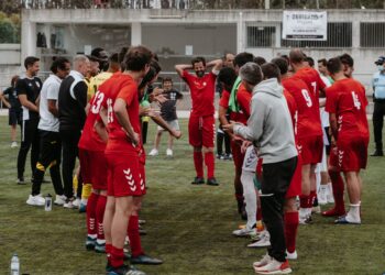 Jogador ‘pendura as botas’ ao som de aplausos dos amigos