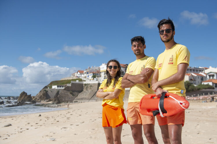 Época balnear chegou, mas nadadores-salvadores içam bandeira vermelha