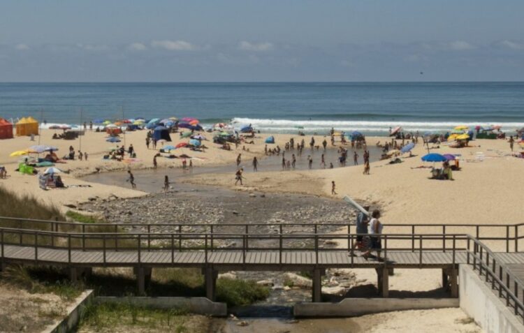 Meios terrestres, marítimos e aéreos tentam localizar estudante desaparecido no mar