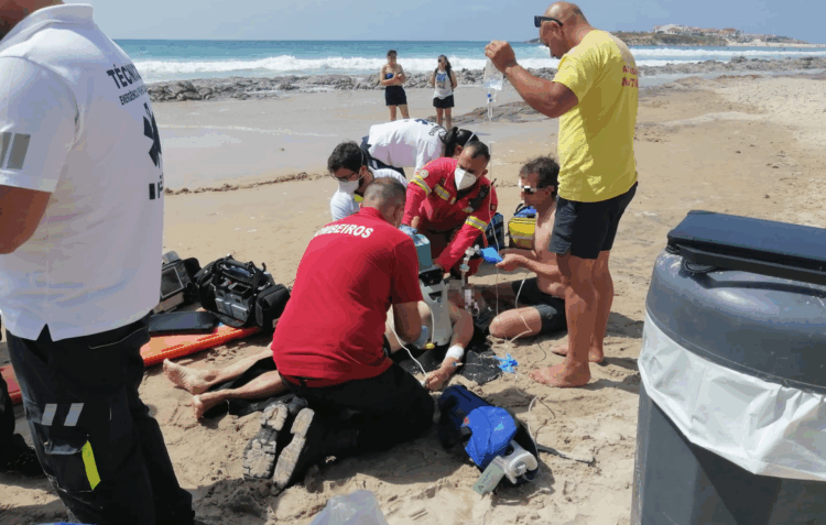 Surfista italiano em paragem cárdio-respiratória resgatado na praia do Baleal