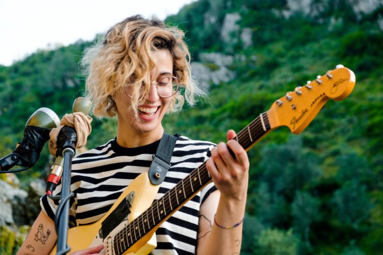 Surma dá concerto em Manchester a convite dos James
