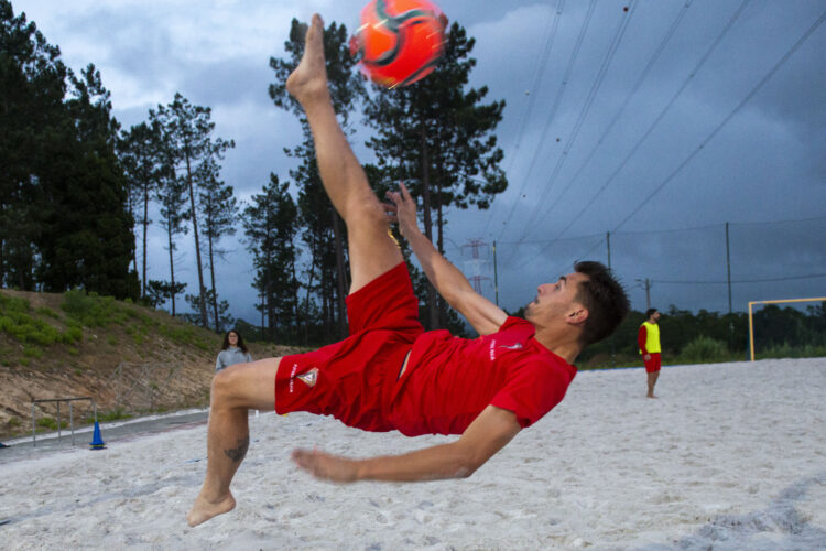 Campeão de padel é rei do ataque no futebol e dá show de bicicleta na praia