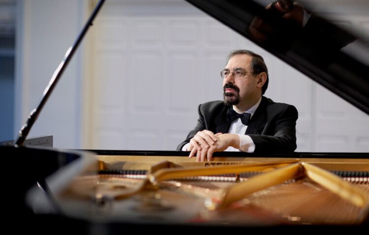 Pianista russo dá concerto em defesa da Ucrânia