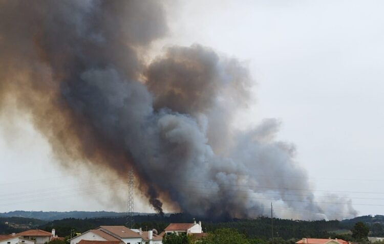 Incêndio em Alvaiázere ameaça casas