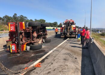 Acidente com carro de bombeiros faz três feridos