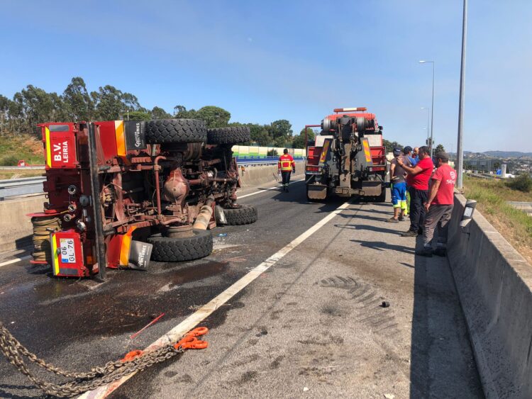 Acidente com carro de bombeiros faz três feridos
