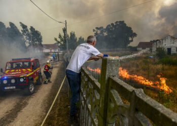 Bombeiros tentam dominar fogo na zona do Vale da Ribeira dos Milagres