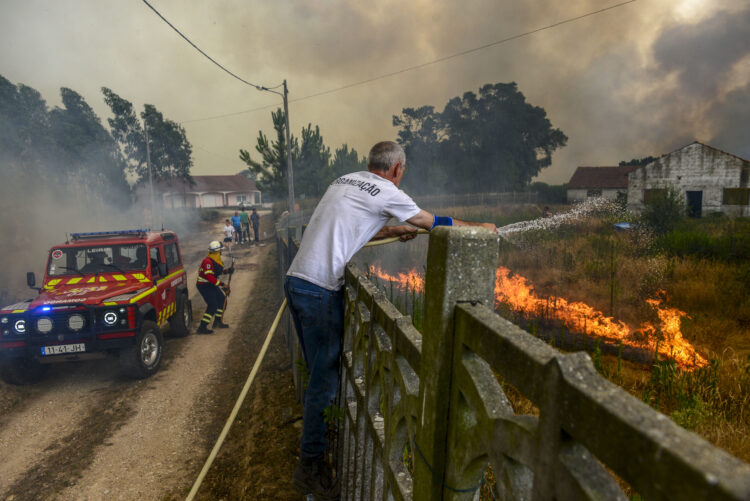 Bombeiros tentam dominar fogo na zona do Vale da Ribeira dos Milagres