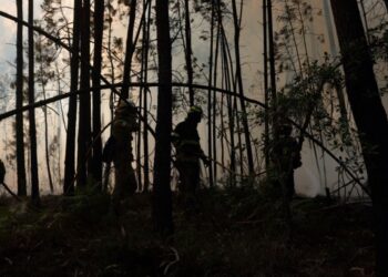 Fogo em Carnide combatido por 145 bombeiros e 4 meios aéreos e A1 pode ser cortada