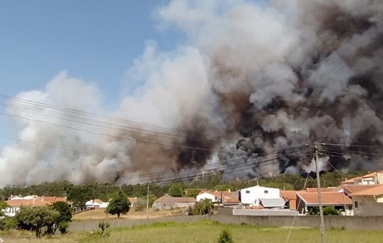 Incêndios activos na região mobilizam quase 600 bombeiros